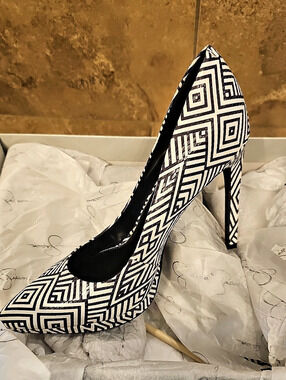 Jessica Simpson JS-BRYNN Geometric Heels White & Black US 8.5